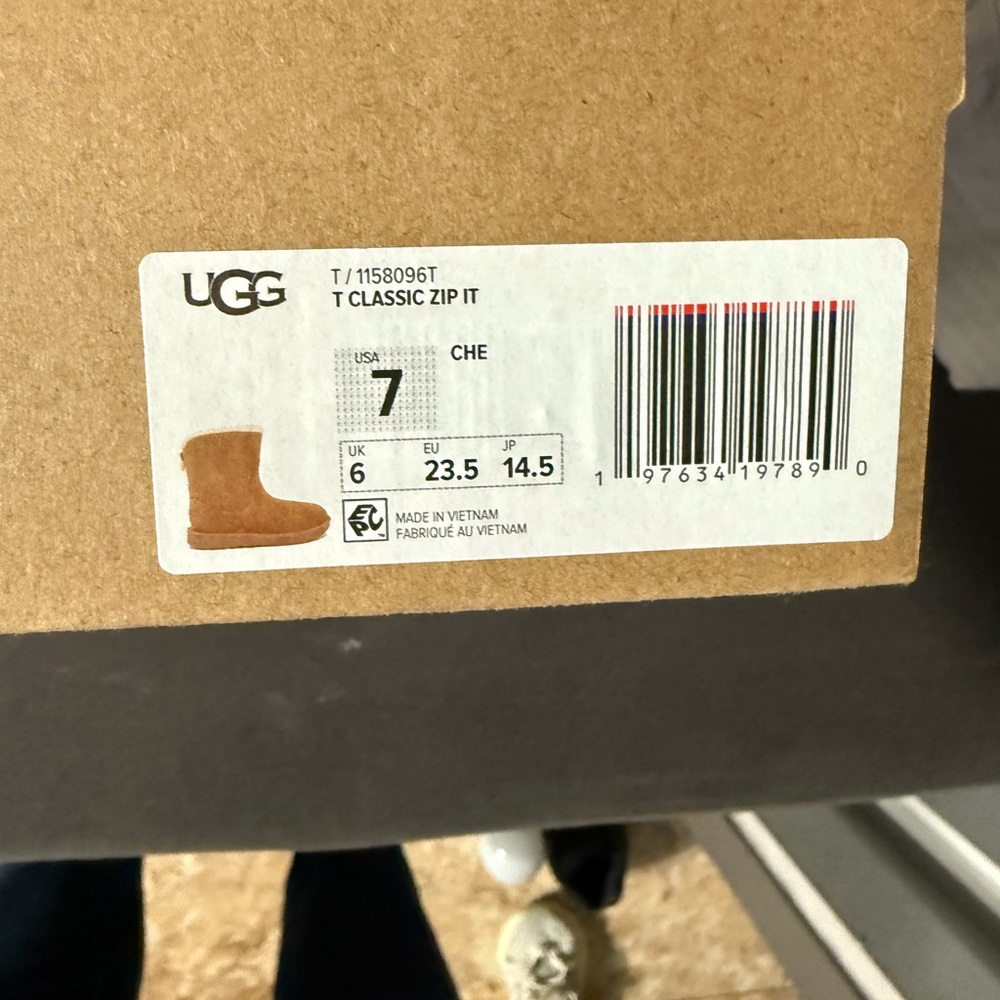 UGG Australia Toddler  Classic Zip It   Boots  Size 7 in chestnut